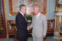 Rei Charles III aceita renúncia de Keir Starmer ao cargo de premiê