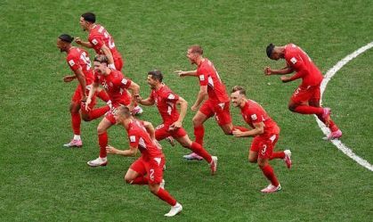 Jogadores da Suíça celebrando a classificação às quartas da Copa do Mundo