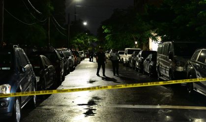 Agentes do Departamento de Polícia de Nova York (NYPD) trabalham no local onde oito pessoas, incluindo quatro crianças, foram baleadas durante um churrasco de 4 de julho no bairro de Coney Island, no Brooklyn.