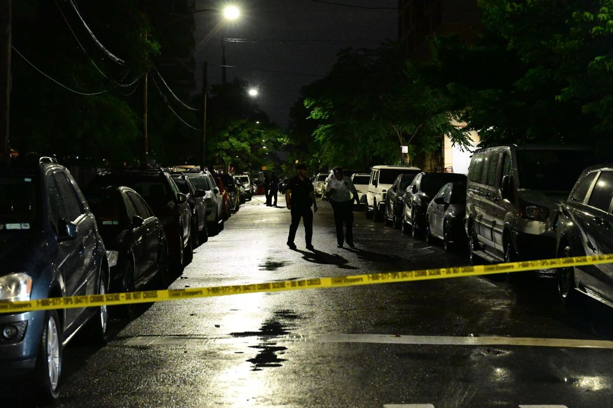 Mulher é baleada pela policia após esfaquear duas pessoas em Nova York