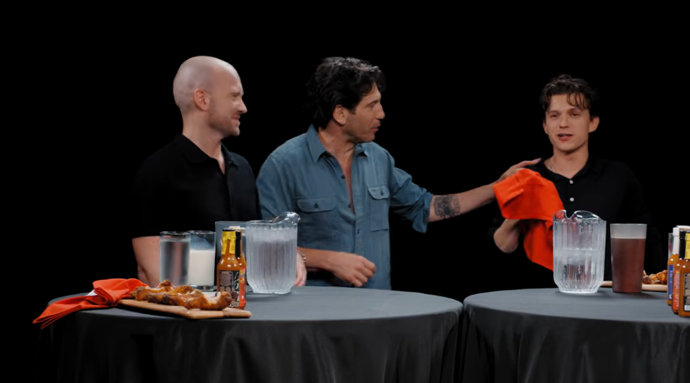 Tom Holland vomita em programa após comer frango com molho picante