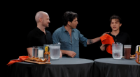 Tom Holland vomita em programa após comer frango com molho picante