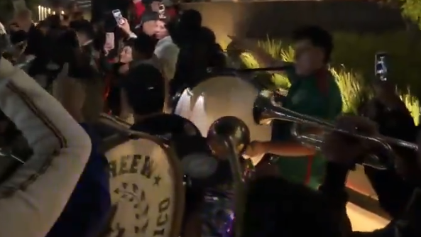 Torcida do México faz festa perto de hotel da Inglaterra