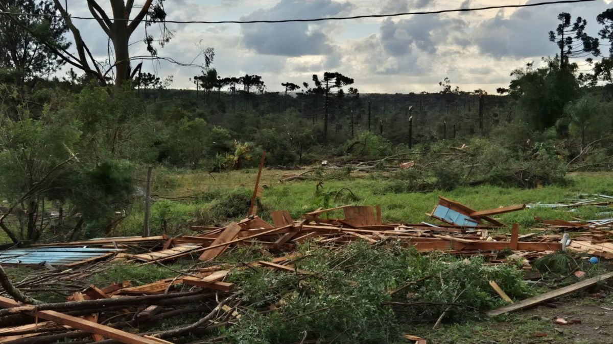 Dois tornados atingem cidades no Paraná, diz Simepar; veja vídeo
