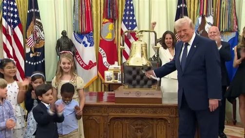 Presidente Donald Trump toca sino de abertura da Bolsa de Valores de Nova York