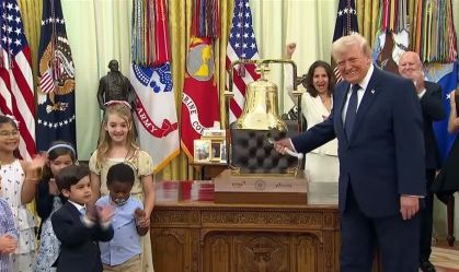 Presidente Donald Trump toca sino de abertura da Bolsa de Valores de Nova York