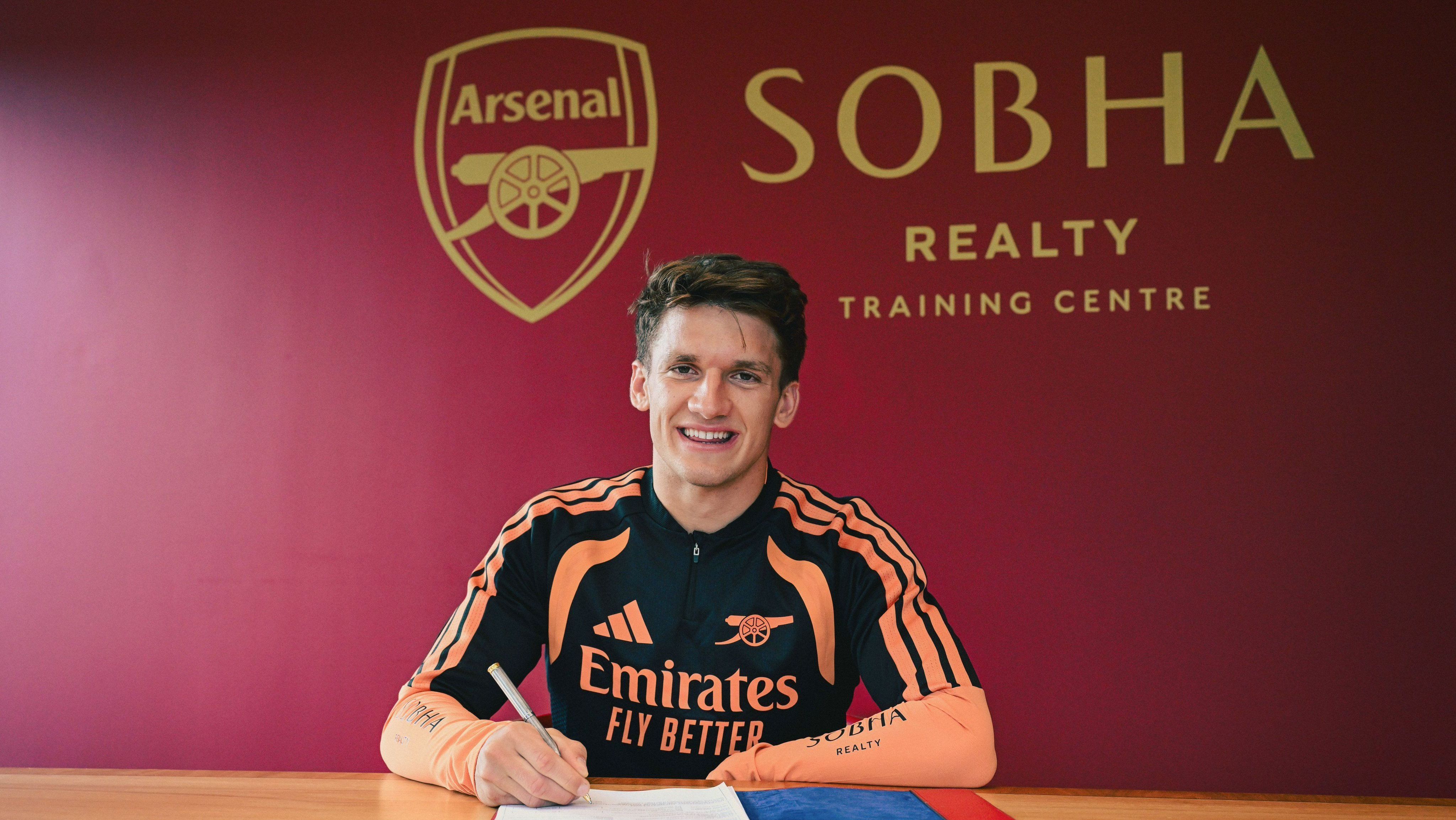 Christos Tzolis foi anunciado pelo Arsenal
