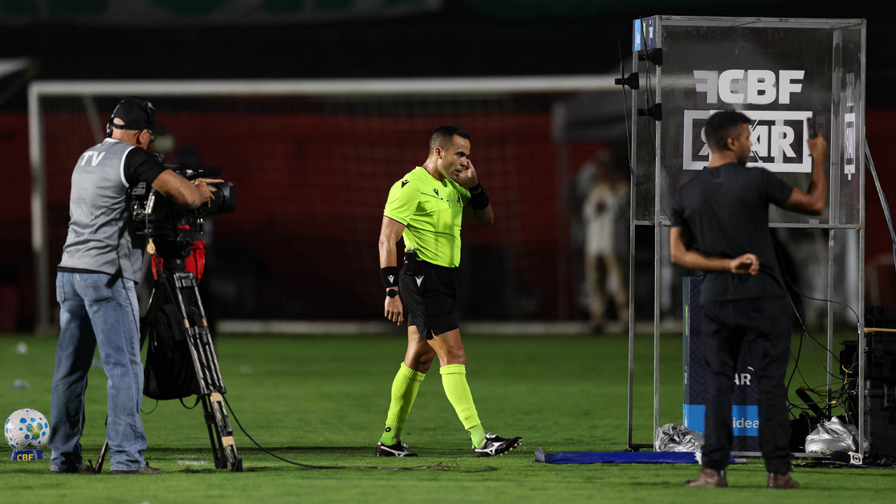 Árbitro de Vitória x Palmeiras