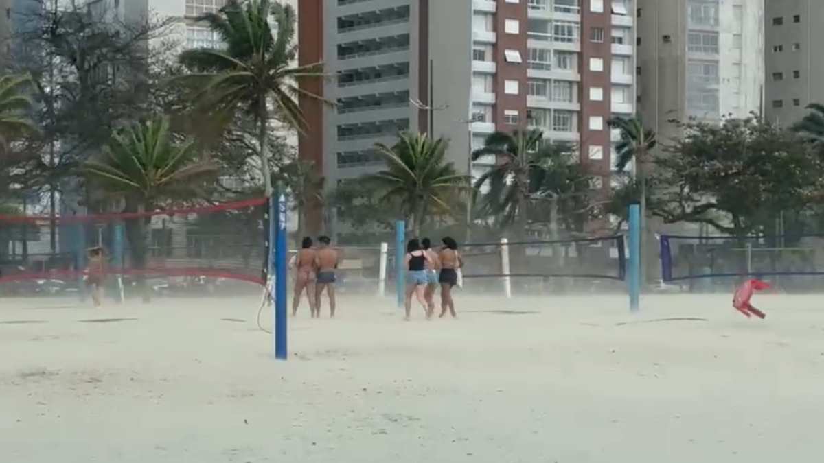 Ventos acima de 100 km/h no litoral de SP empurram barcos e levantam areia