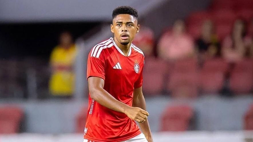 Zagueiro do Inter lamenta ter causado lesão em Gabriel Pec; veja
