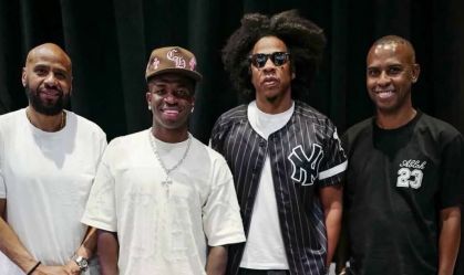 Vini Jr. posa ao lado de Jay-Z