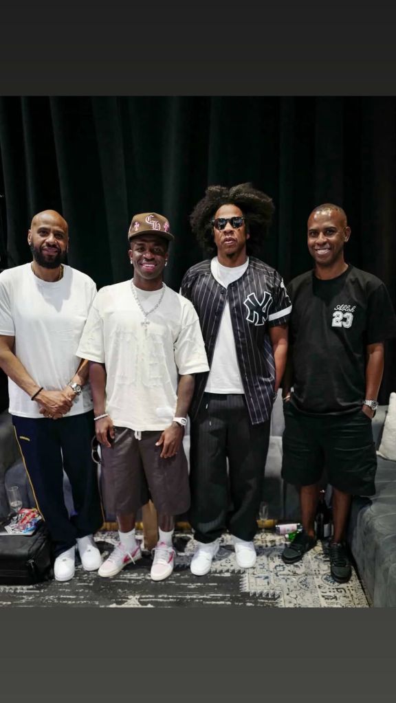 Vini Jr. posa ao lado de Jay-Z