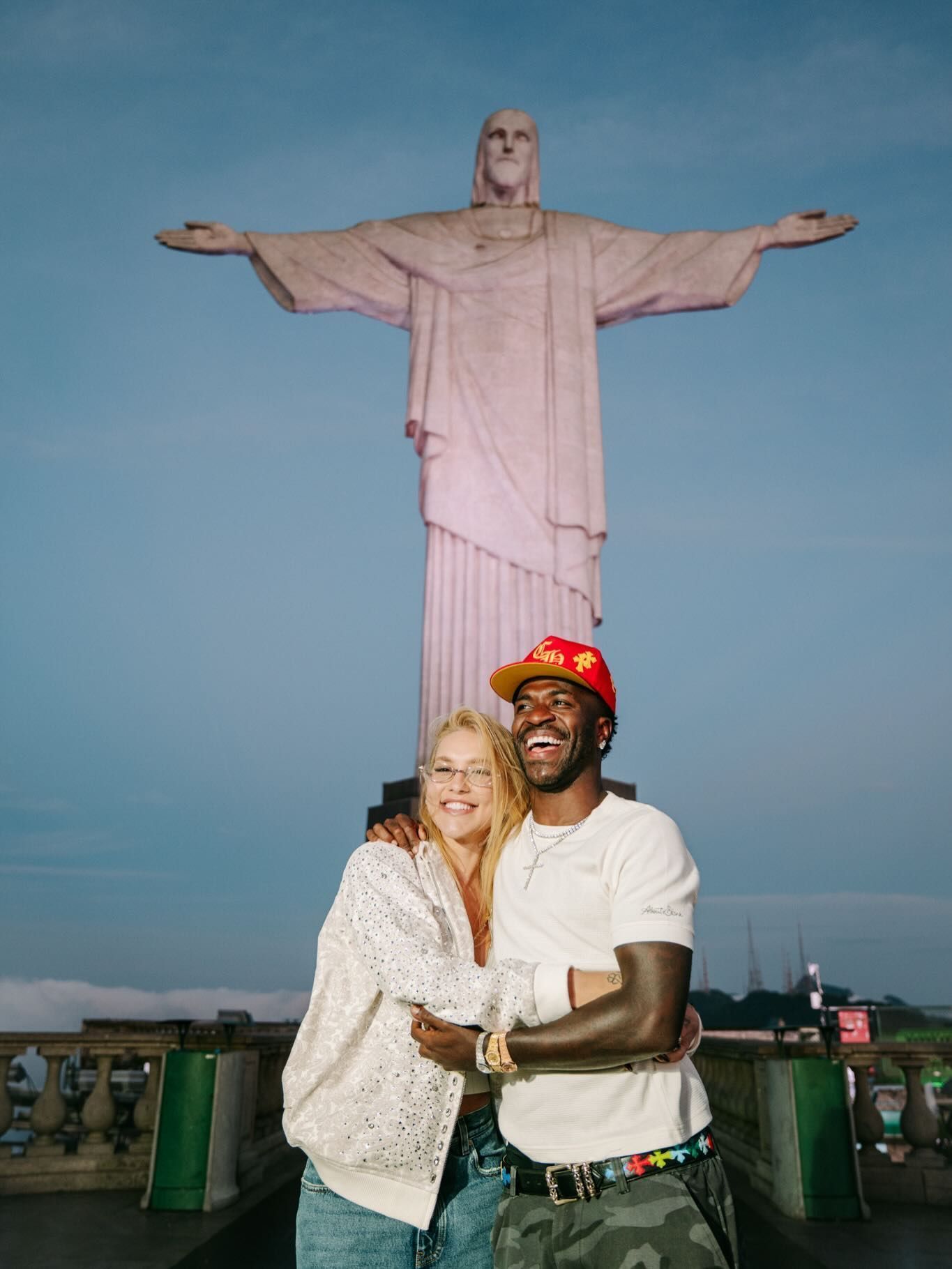 Virginia posa com Vini Jr. no Cristo Redentor • Instagram / Virginia