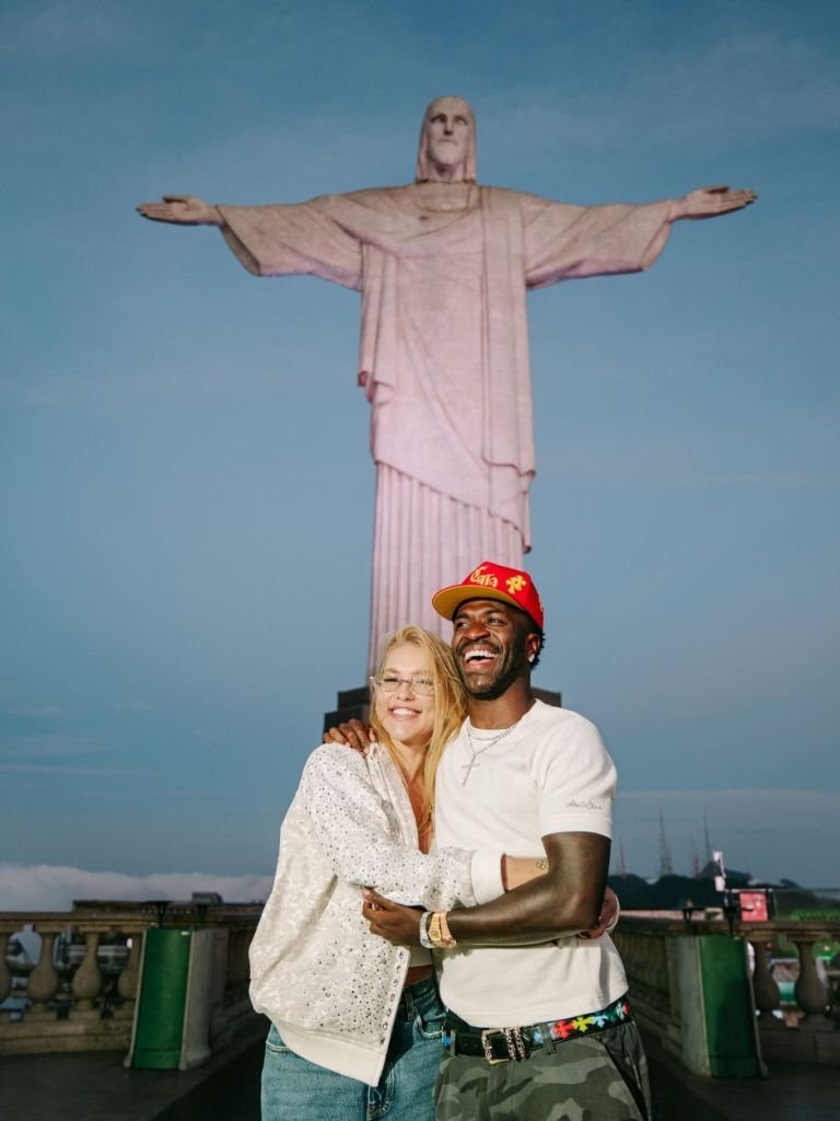 Virginia posa com Vini Jr. em frente ao Cristo Redentor; veja | CNN Brasil