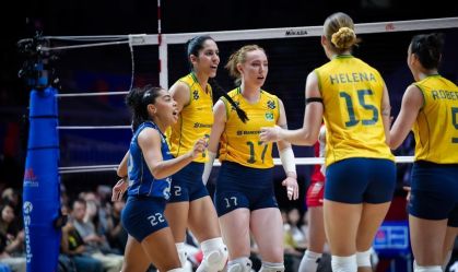 Jogadoras do Brasil comemoram na vitória sobre a Polônia na Liga das Nações