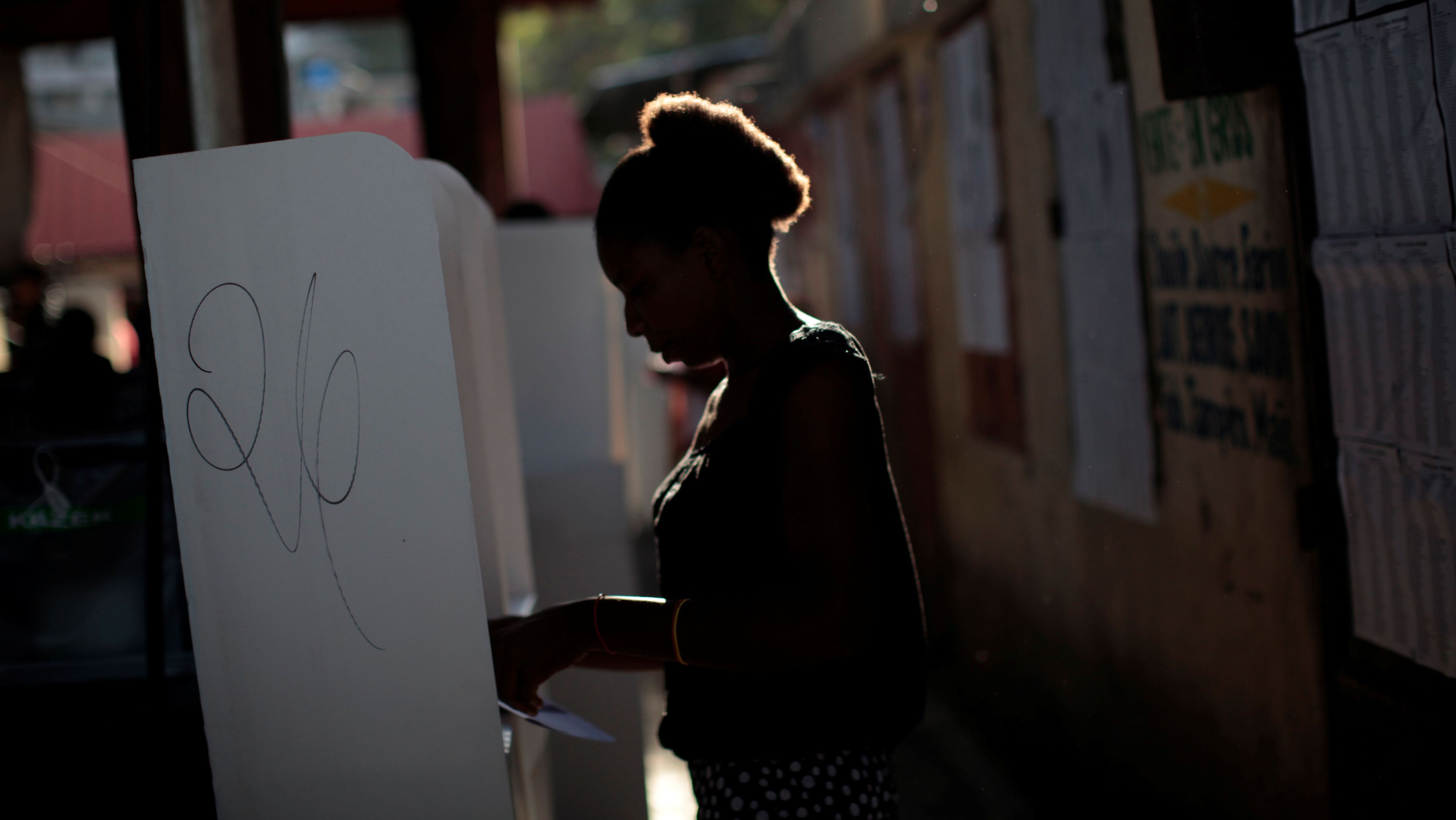 Mulher vota em uma seção eleitoral no Mercado de Canape Vert, em Porto Príncipe, no Haiti • 29 de janeiro de 2017 REUTERS/Andres Martinez Casares
