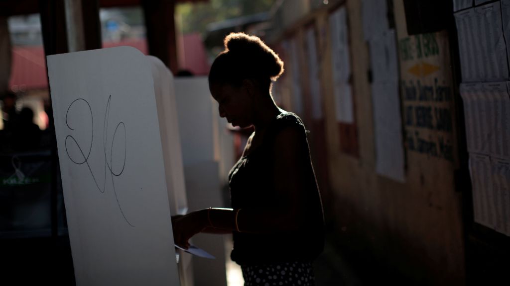 Mulher vota em uma seção eleitoral no Mercado de Canape Vert, em Porto Príncipe, no Haiti