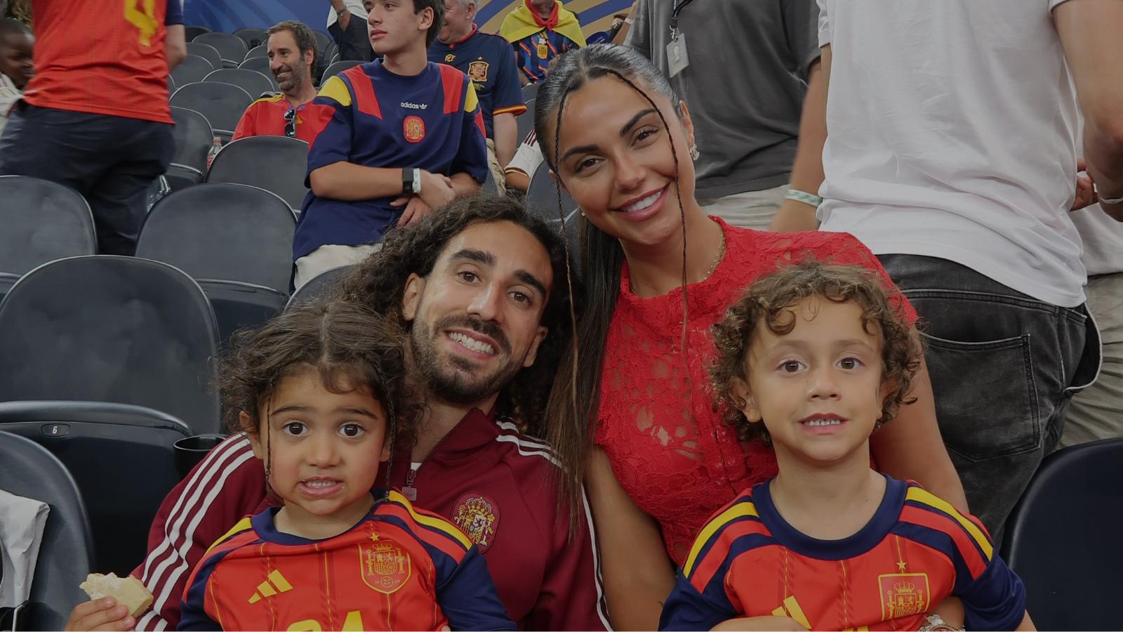 Cláudia Rodríguez esposa de Marc Cucurella junto aos filhos do casal • Instagram/Cláudia Rodríguez