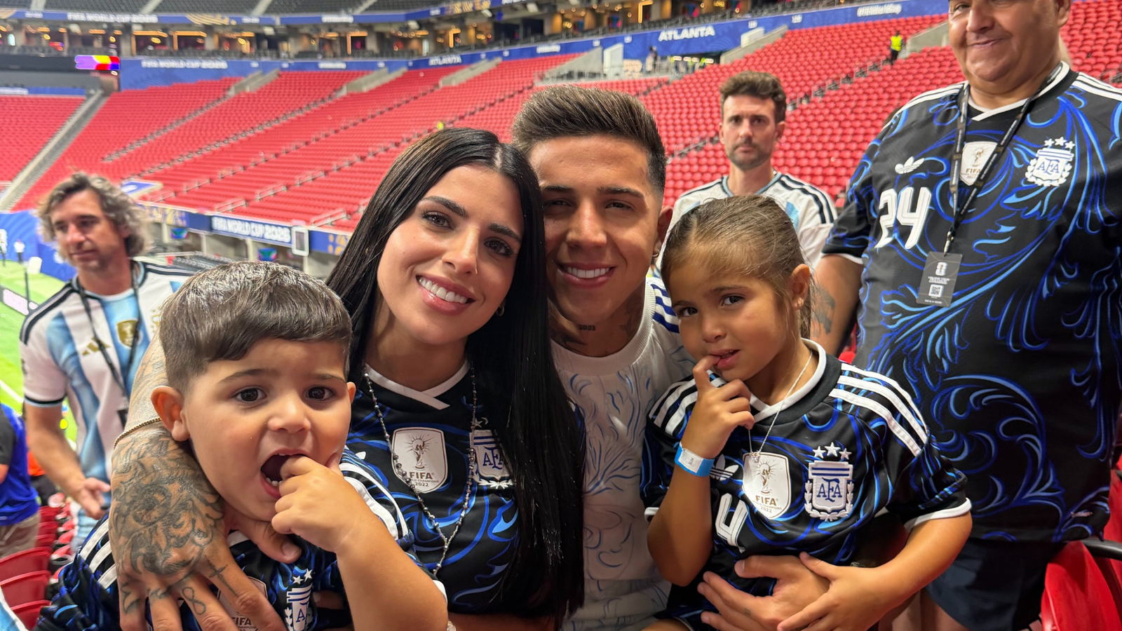 Valentina Cervantes, esposa de Enzo Fernández, junto aos filhos do casal • Instagram/Valentina Cervantes