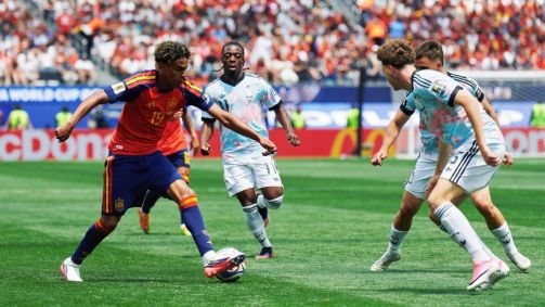 Lamine Yamal, da Espanha, marcado pela defesa da Bélgica, em duelo pelas quartas de final da Copa do Mundo