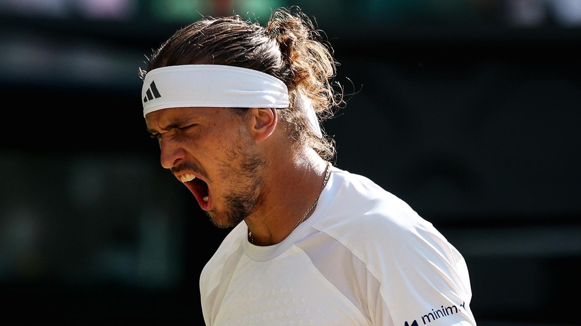 Alexander Zverev celebrando a vitória e a classificação às quartas de Wimbledon