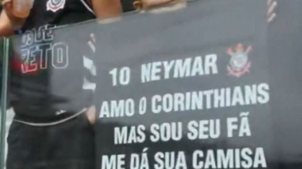 Criança ganhou camisa de Neymar em clássico entre Corinthians x Santos • Reprodução/Premiere