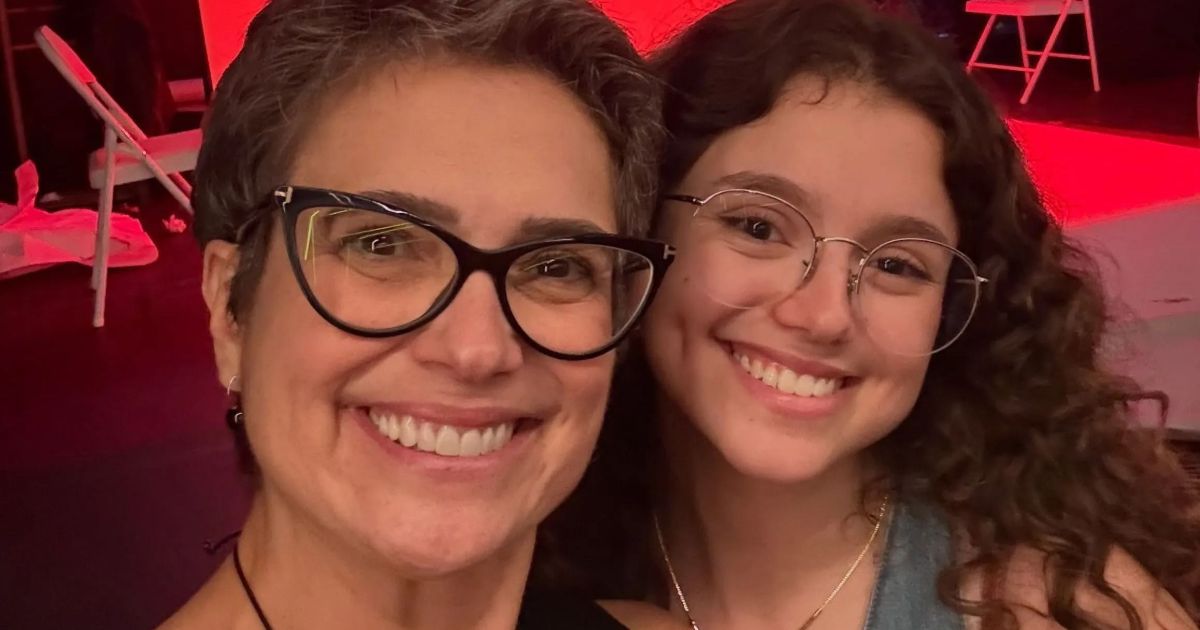 Elisa Annenberg-Paglia e Karlie Jodickinson posam juntas no Dia da Visibilidade Lésbica