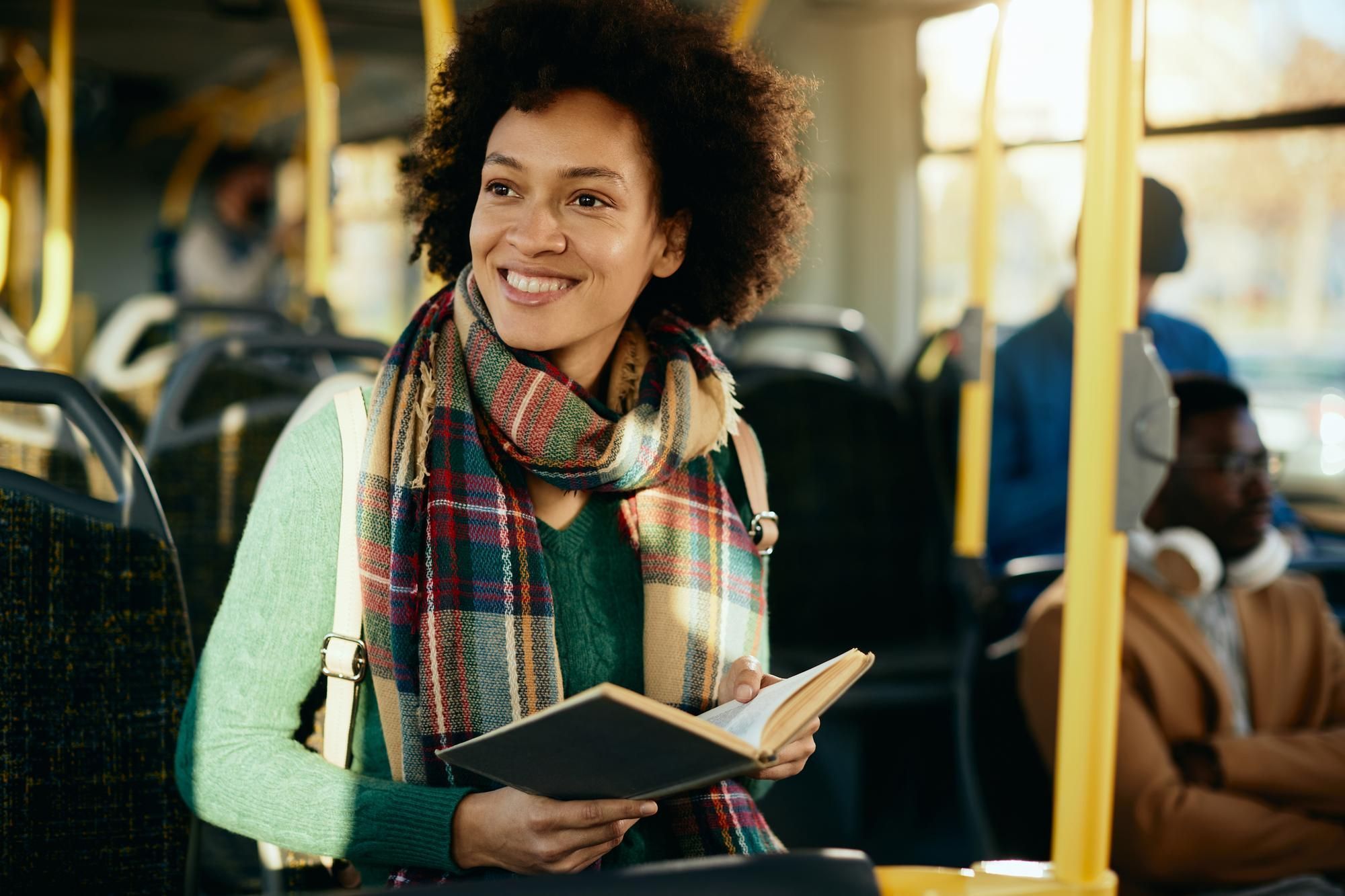 estudante-lendo-no-ônibus