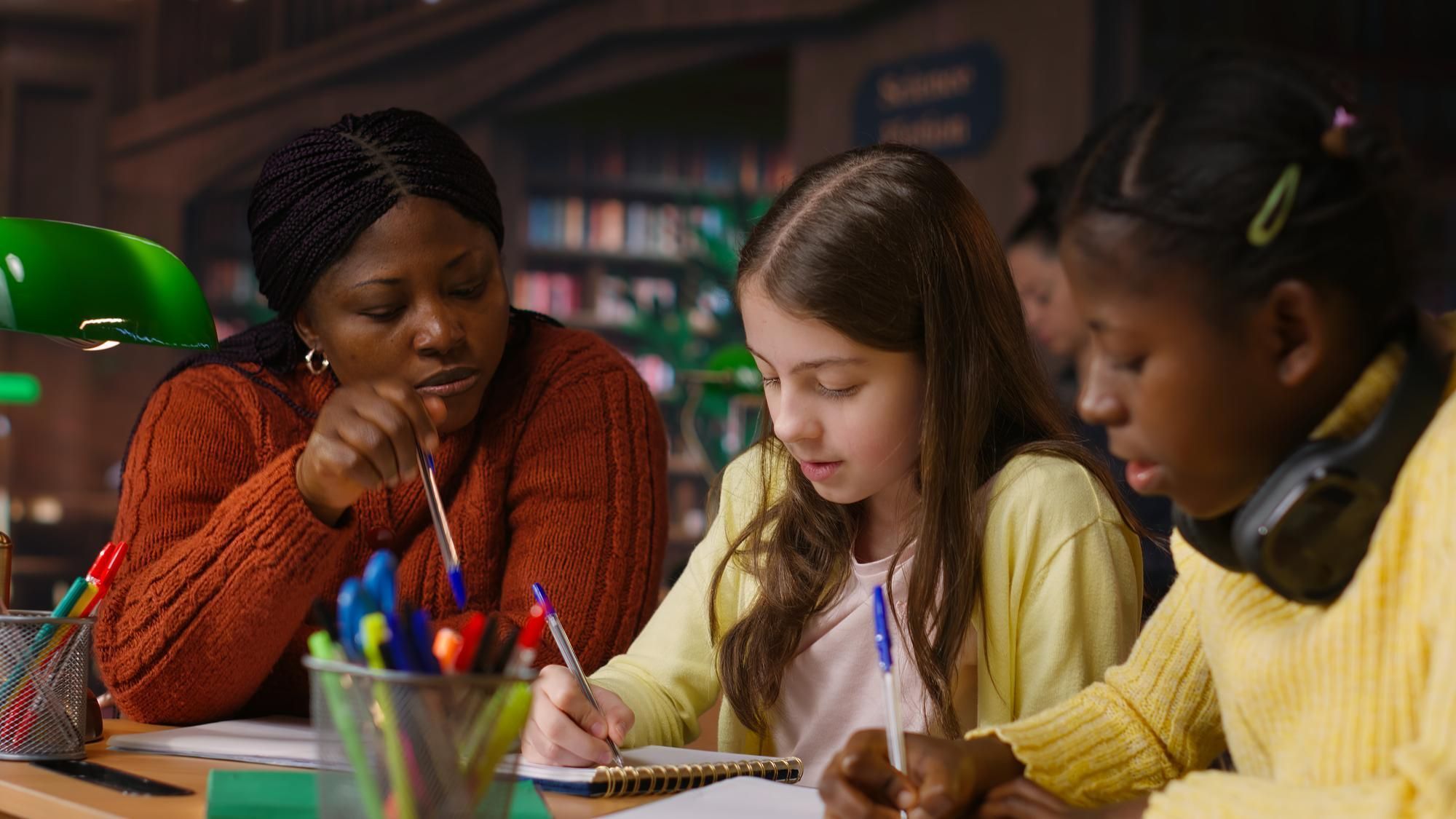 Professores têm papel fundamental na preparação dos alunos para desafios que estimulam pensamento crítico e autonomia • DC Studio/Magnific