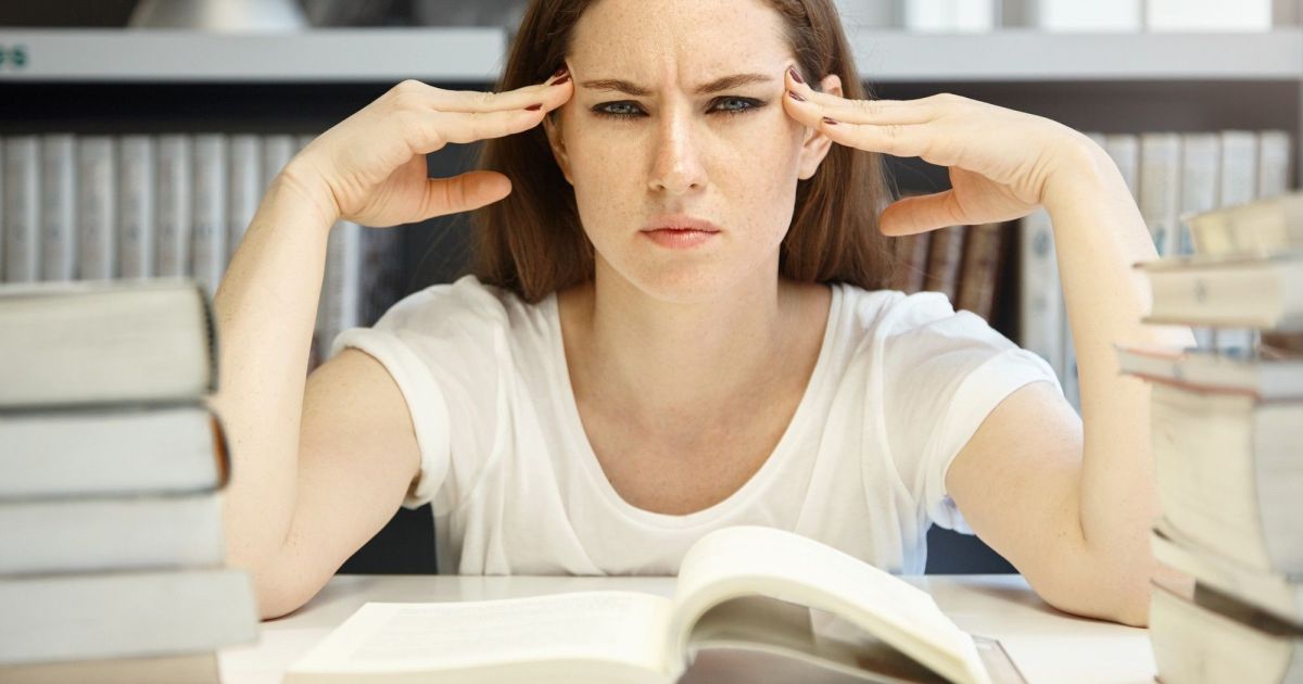 Estudante concentrado revisando conteúdo para vestibular