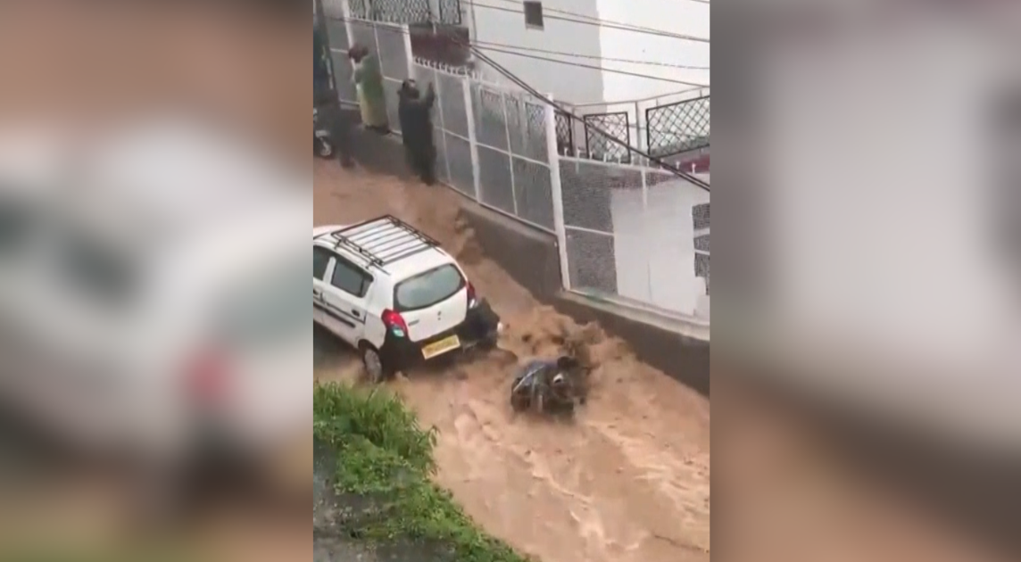 Vídeo: Mulher é quase arrastada pela água enquanto pilotava moto na Índia