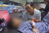 Nepal: Vídeo mostra mãe se reencontrando com filho de 8 anos após enchentes