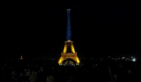 Torre Eiffel é iluminada em homenagem ao Dia da Independência da Ucrânia