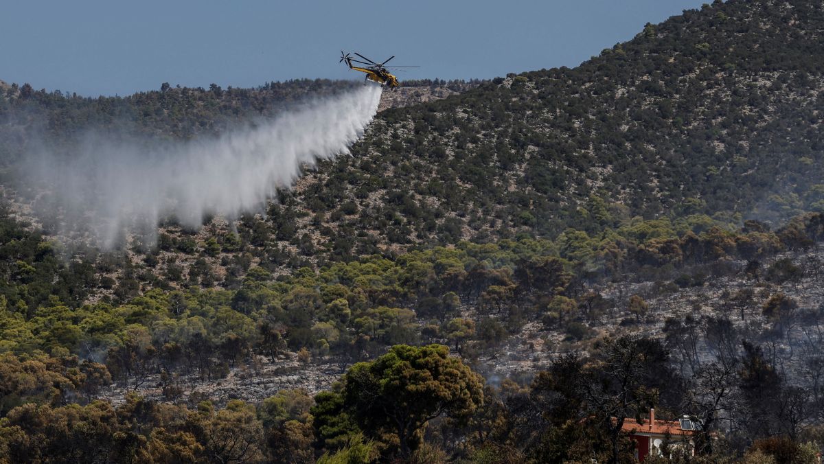 Incêndio florestal na Grécia deixa dois mortos e casas destruídas
