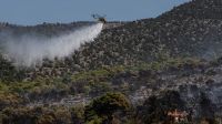 Gregos voltam para casas destruídas após incêndios florestais diminuírem