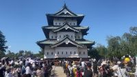 Multidão no Japão puxa castelo de 400 toneladas com as mãos