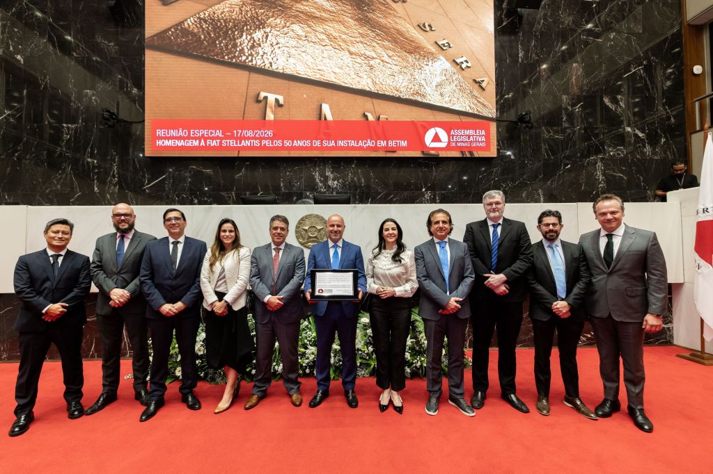 Diretoria da Stellantis com a homenagem da ALMG aos 50 anos da Fiat no Brasil