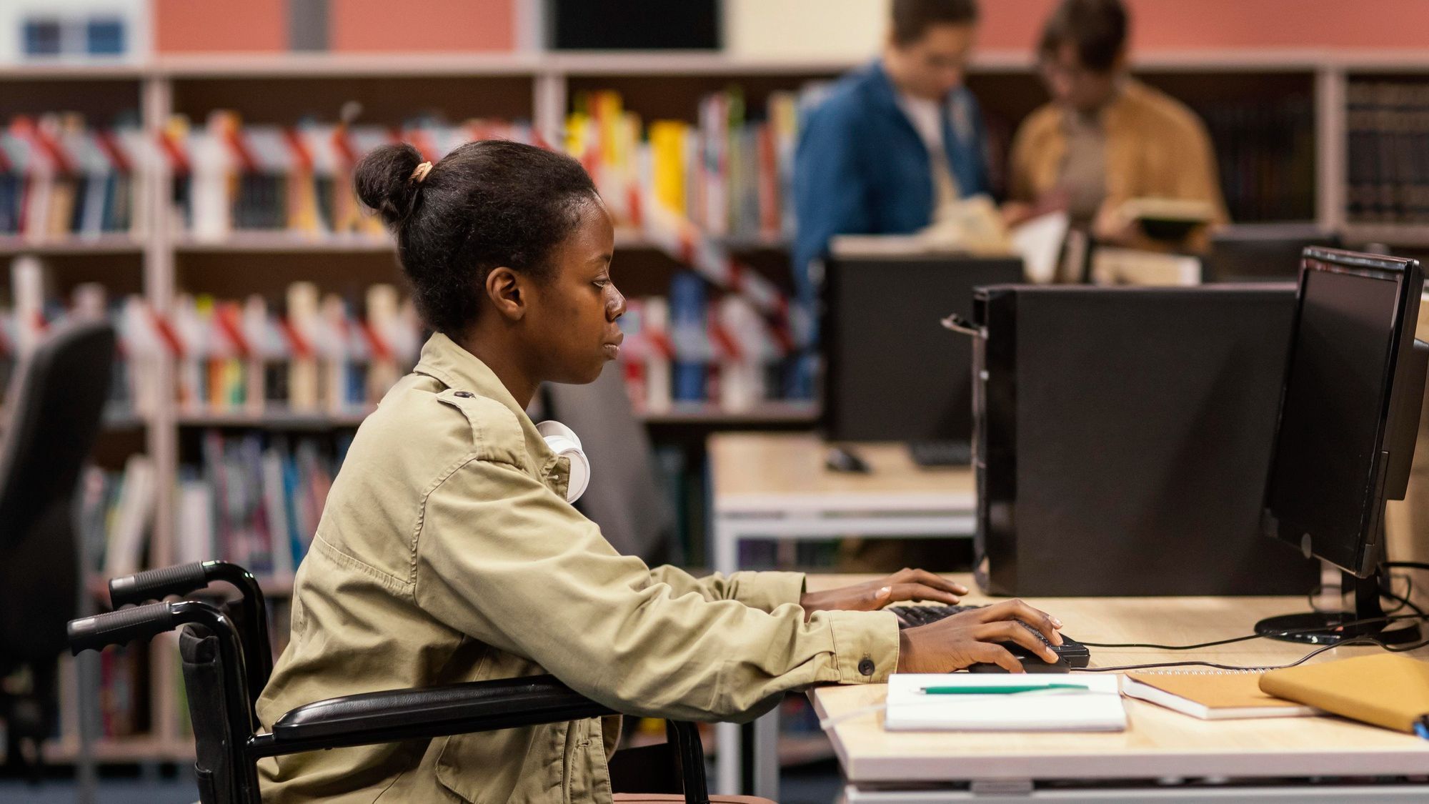 funcionária-de-secretaria-de-escola-operando-computador