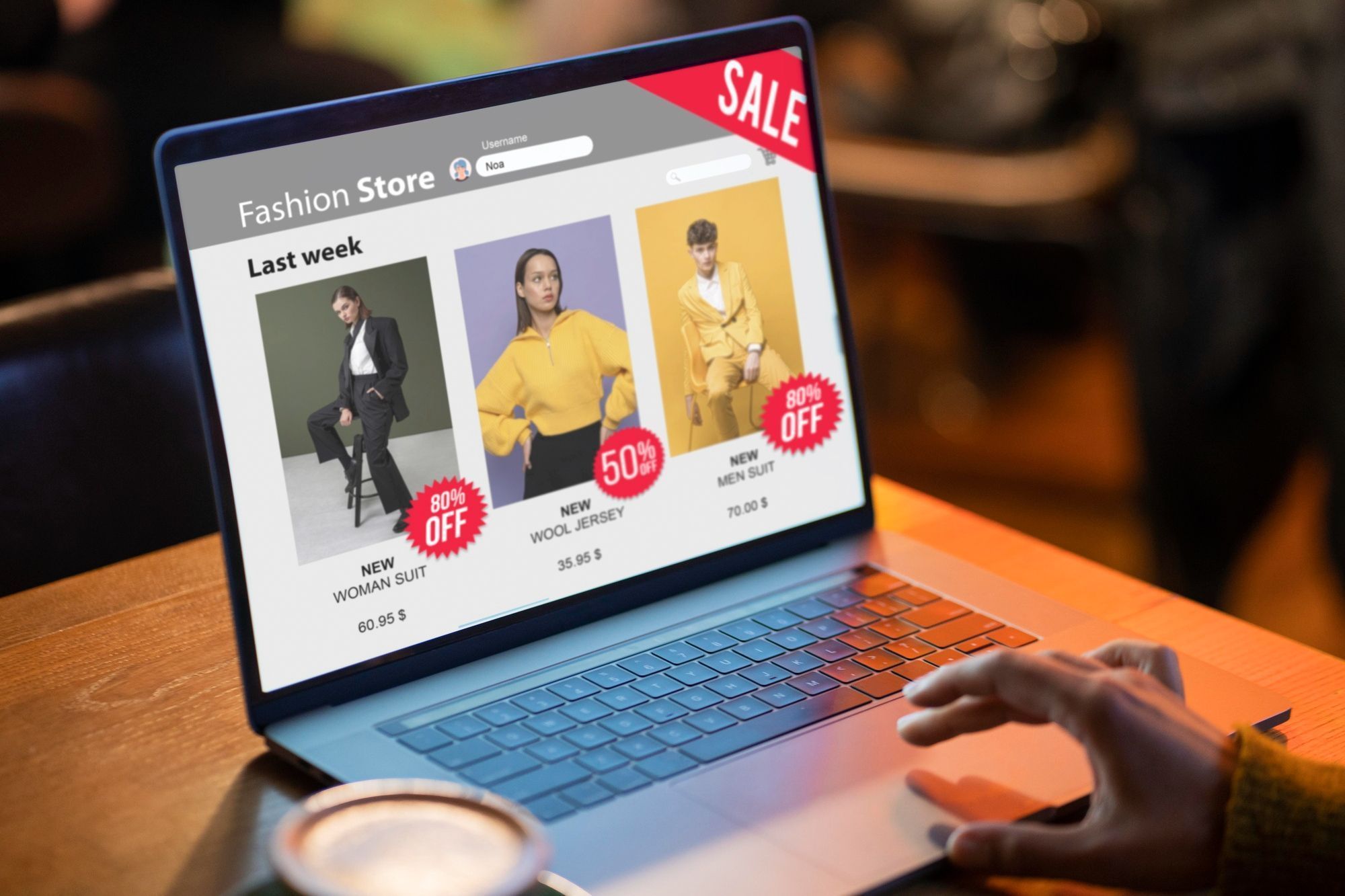 mão-hesiando-entre-ofertas-de-produtos-em-tela-de-laptop