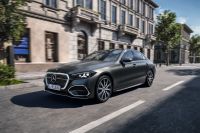 Nova Mercedes Classe C foca em IA e motorização e deixa design de lado