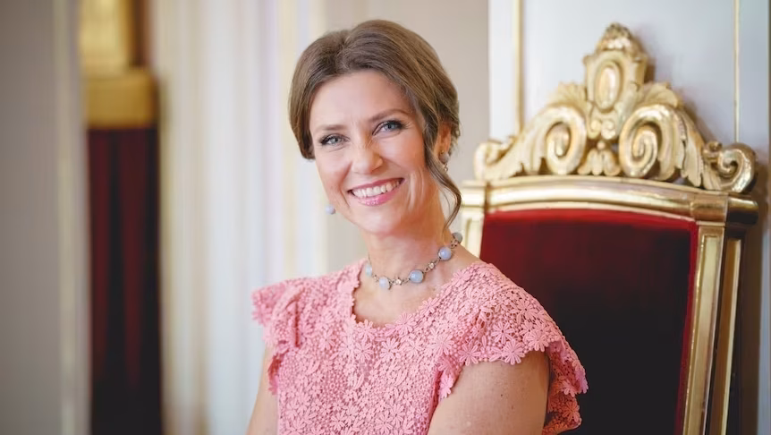 Casada com xamã, a princesa clarividente da Noruega não será rainha mesmo sendo mais velha do que seu irmão