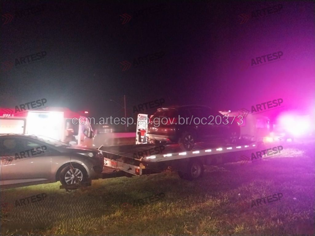 Acidente entre carro e guincho deixa dois mortos no interior de SP