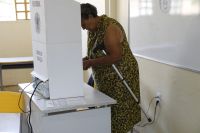 Sem mulheres na vice, campanhas dependem de "madrinhas" pelo voto feminino