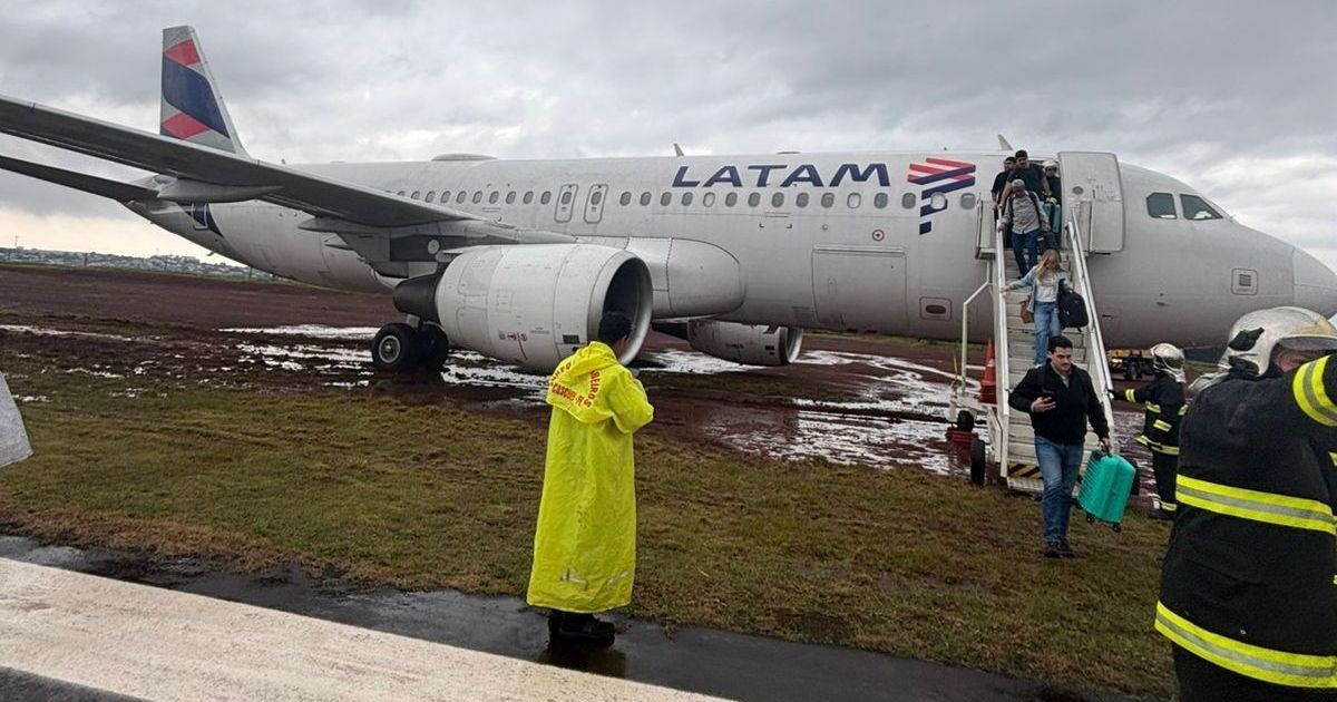 Avião com 151 pessoas sai da pista durante pouso em Cascavel (PR)