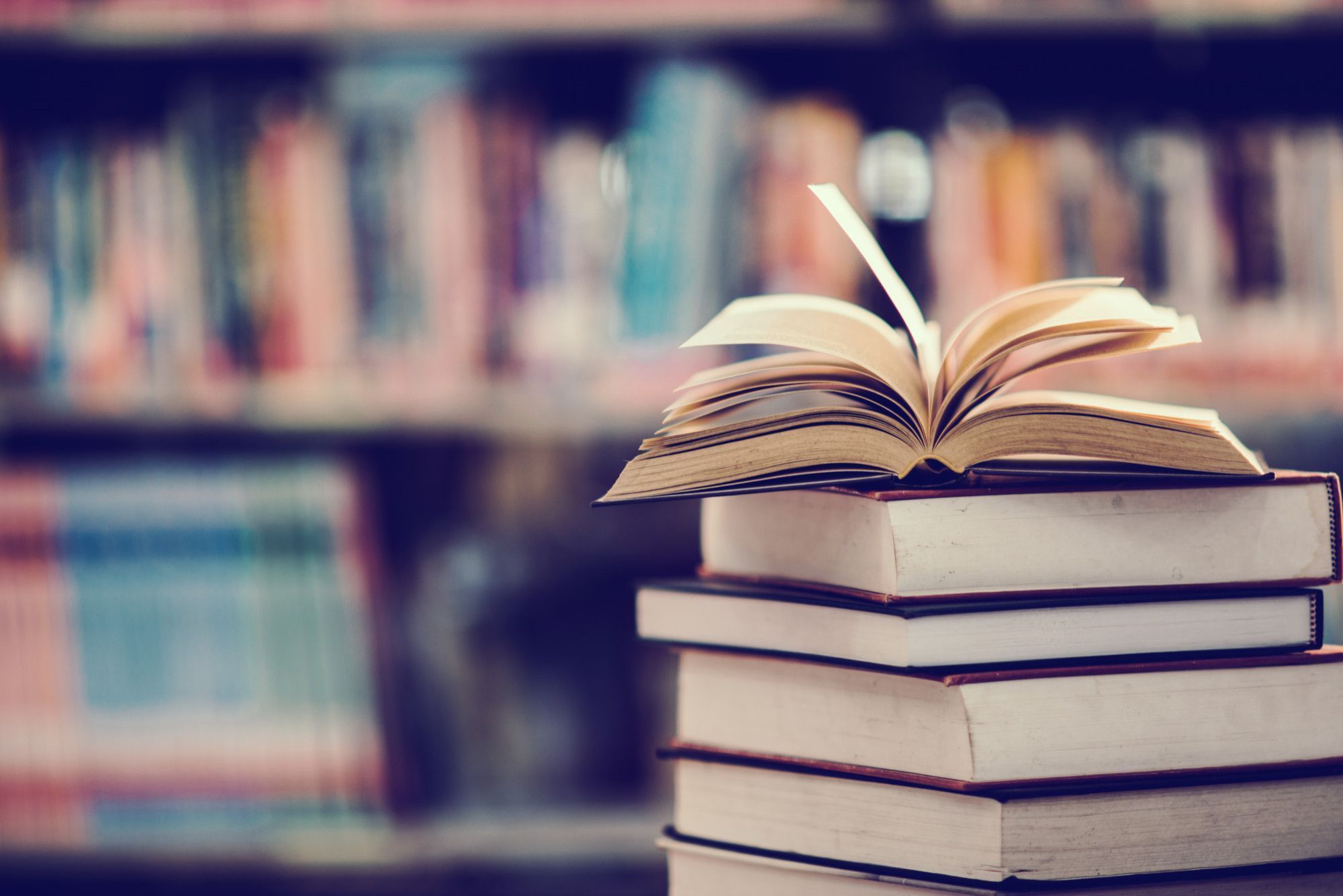 livros-empilhados-em-mesa-de-biblioteca