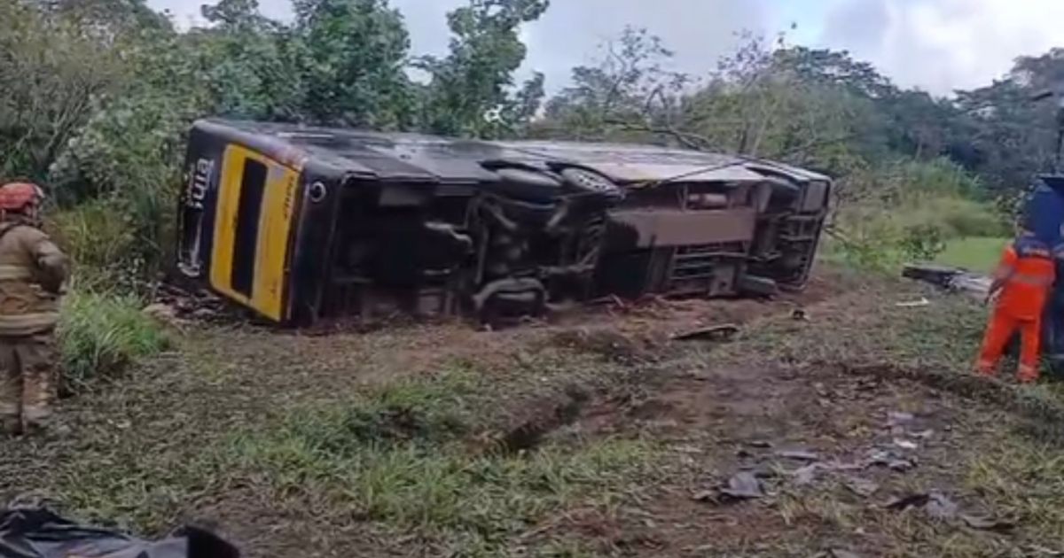 Ônibus que tombou e deixou 10 mortos no RJ era clandestino, diz ANTT