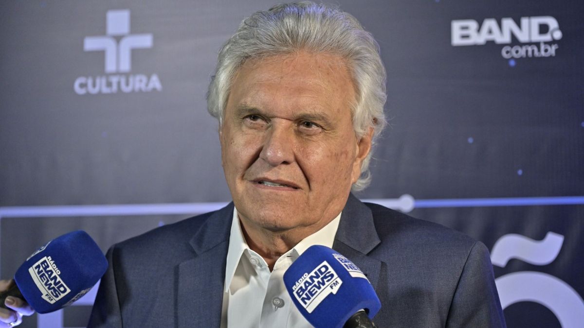 Ausente em debate, Flávio posta críticas a Lula e explora caso Lulinha