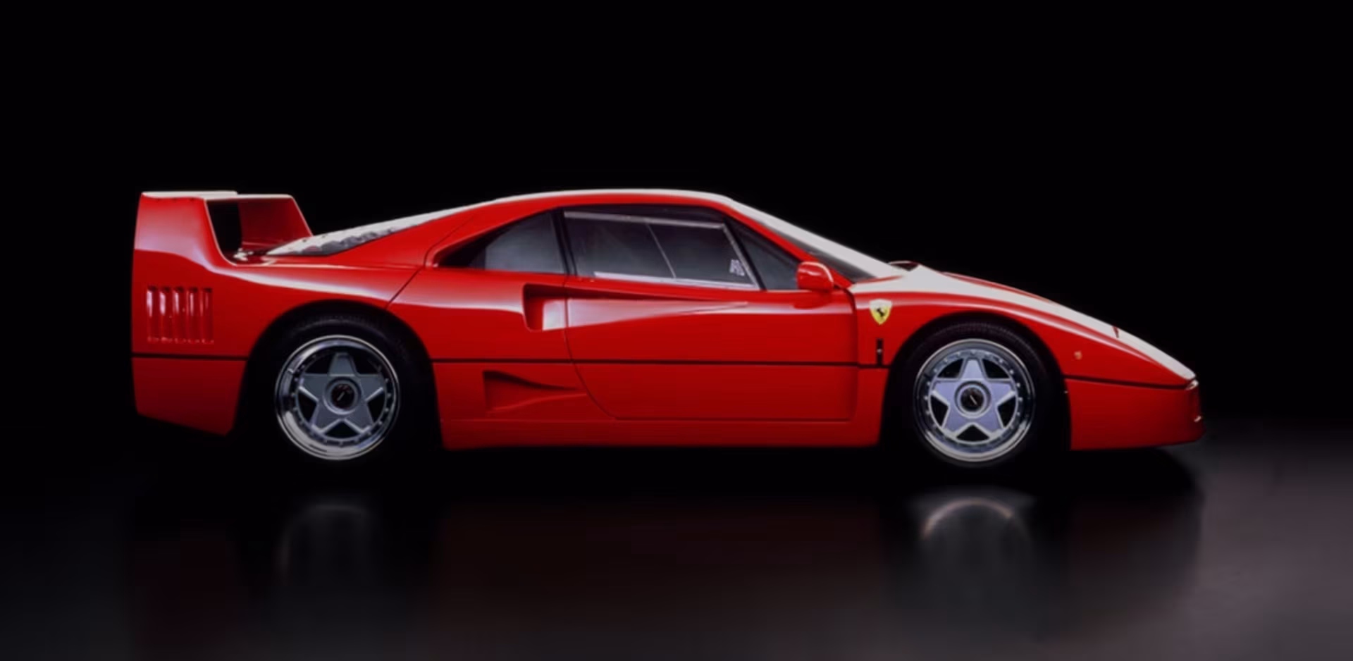 Ferrari F40: último modelo criado com participação de Enzo Ferrrari • Divulgação