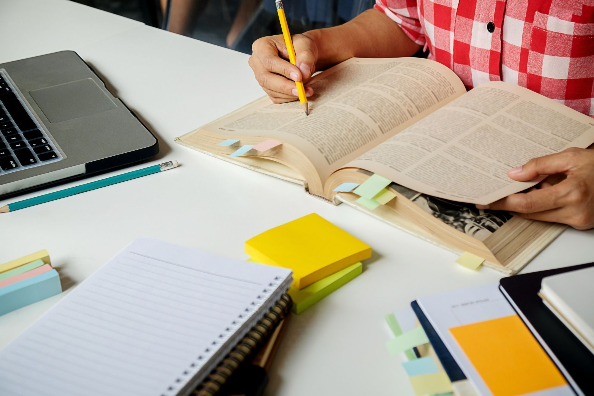 mãos-de-estudante-planejando-estudo-com-marcadores-de-texto