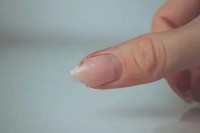 A unha lasca, a cutícula resseca e a mão vive na água: entenda por que a hidratação reduz a fragilidade